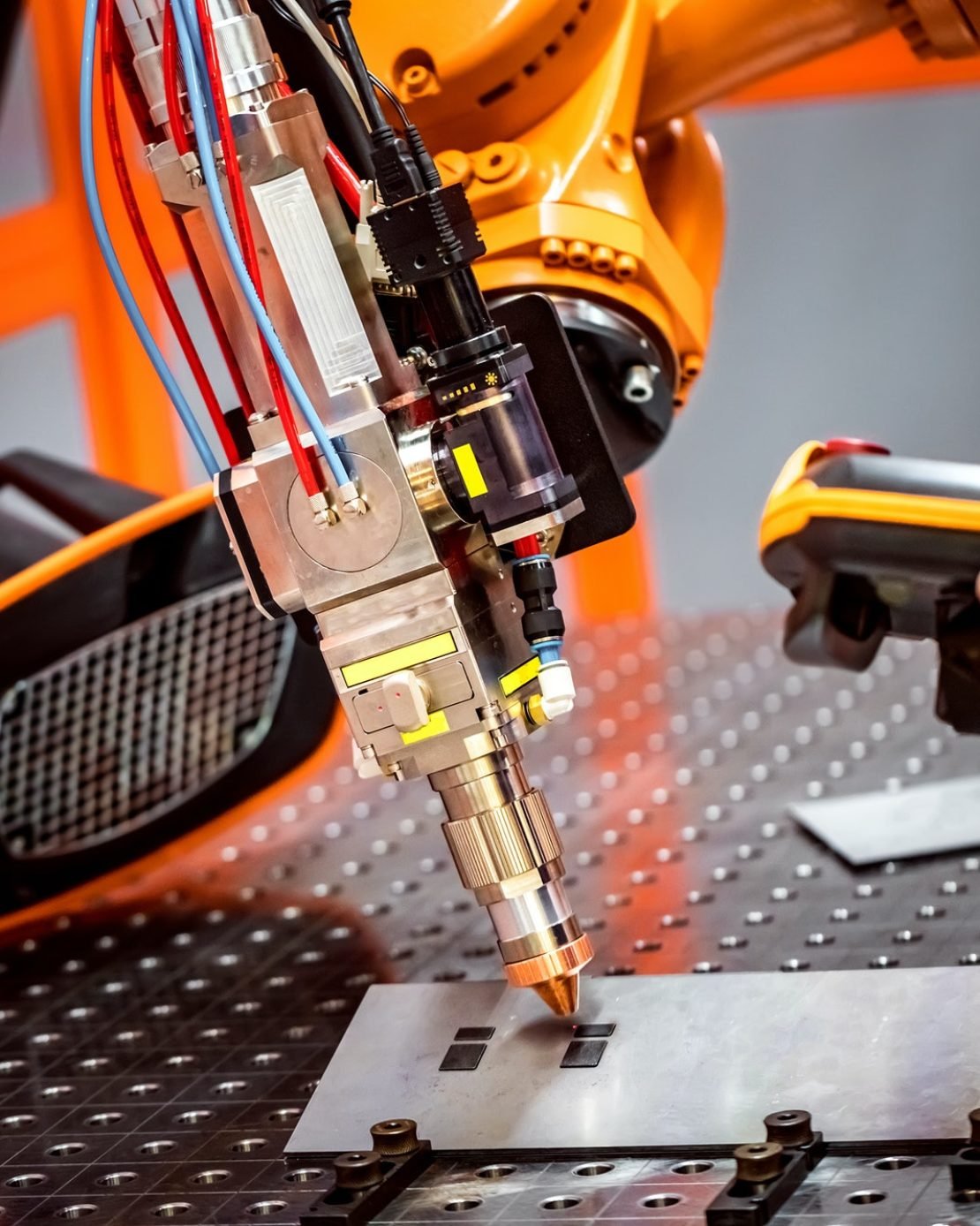 fibre-laser-robotic-remote-cutting-system-1.jpg fibre-laser-robotic-remote-cutting-system-1